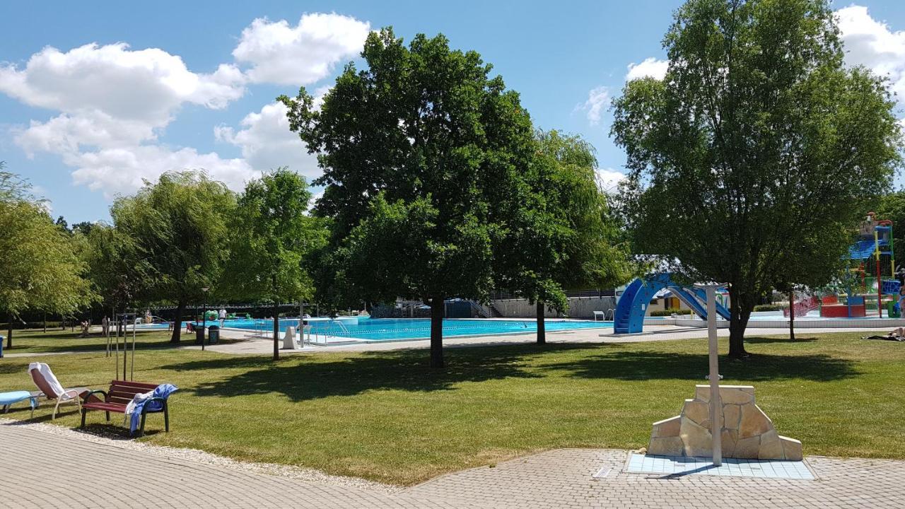 Zafir Sziget Apartman Sárvár Exteriör bild